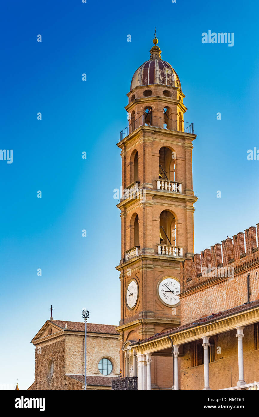 Tour de l'horloge et l'église historique Banque D'Images