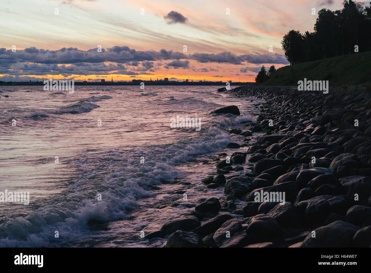 Stony côte de la mer Baltique et le centre-ville de Tallinn à l'aube par matin de tempête Banque D'Images