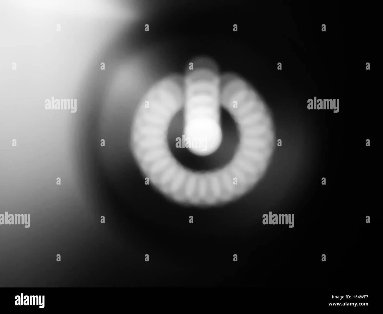 Bokeh - pouvoir signer dans la lumière floue bouton d'alimentation - noir et blanc / fond monochrome pour l'aide Banque D'Images