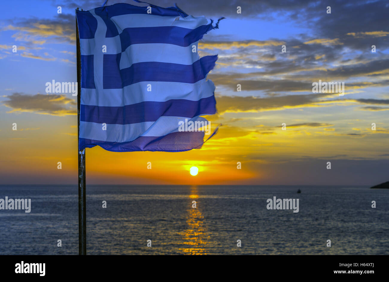 Fatigué fatigué, déchiré, drapeau grec voletant au coucher du soleil, Banque D'Images
