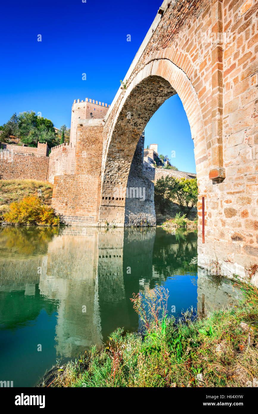 Toledo, Espagne. Alcantara ( pont Puente de Alcantara ) est un pont en arc à Tolède, Espagne, enjambant le Tage. Banque D'Images