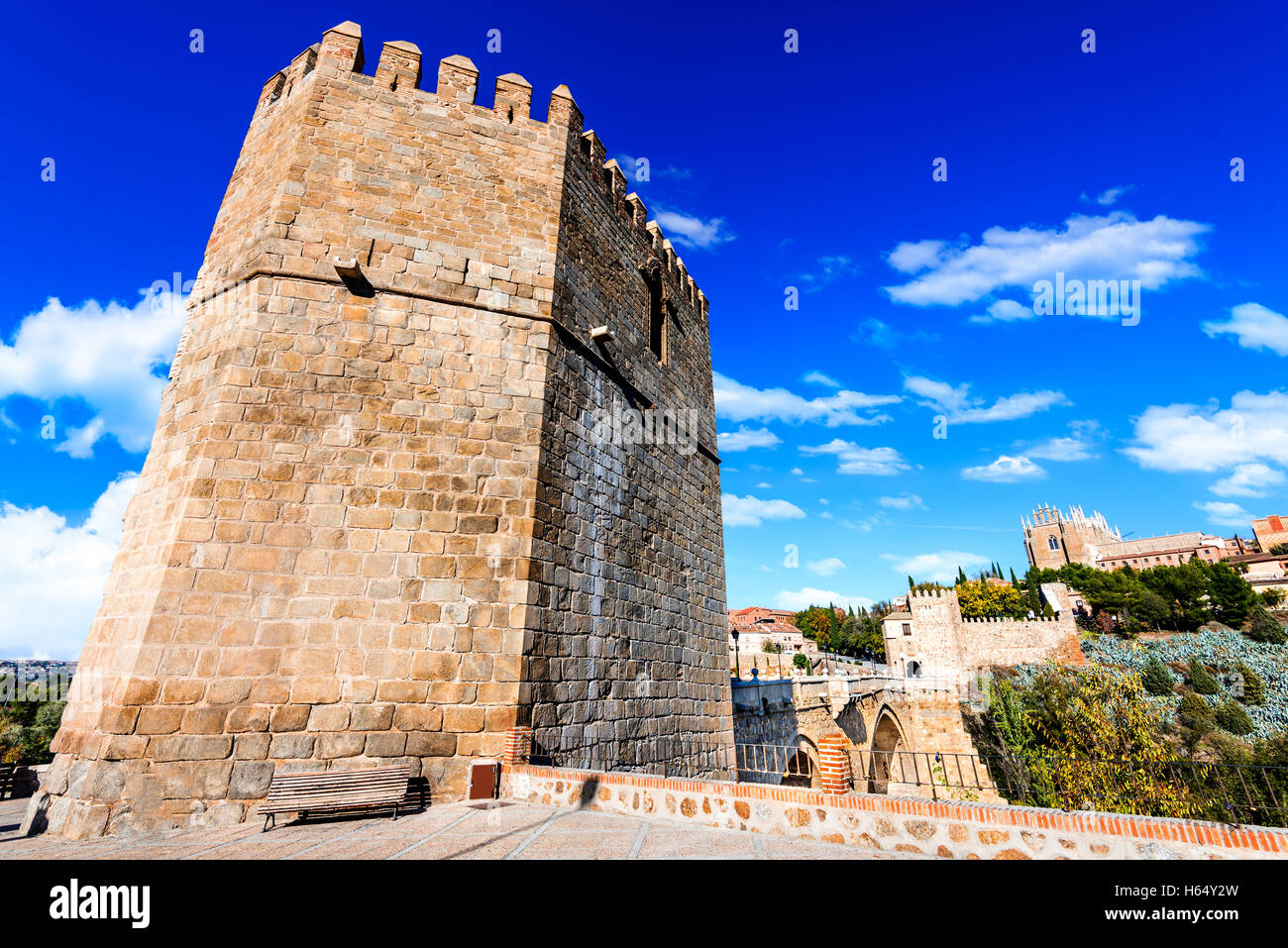 Toledo, Espagne. San Martin pont de pierre sur la rivière calme. Lieu touristique très populaire en Europe. Banque D'Images