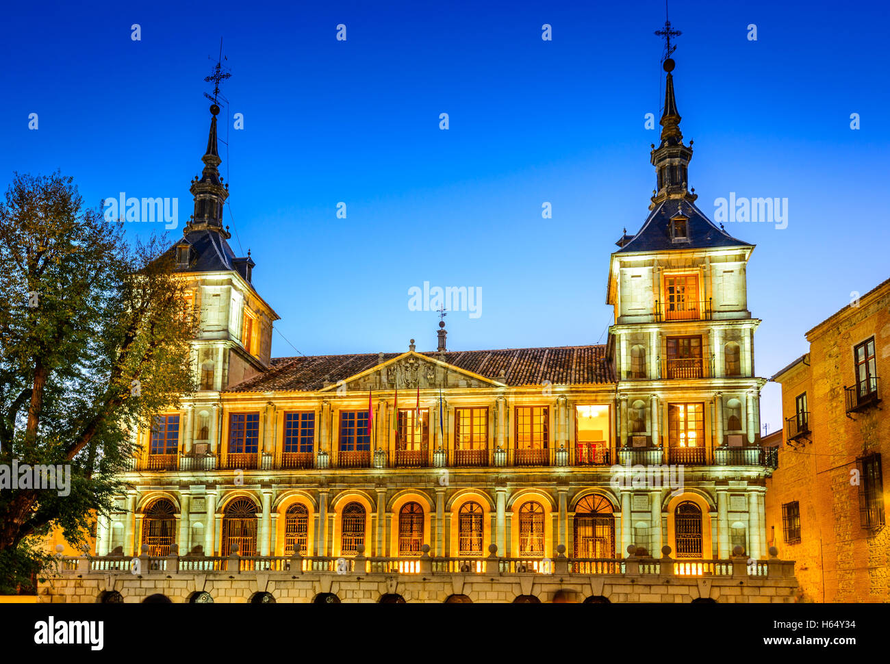Toledo, Espagne. Lumière du soir à Plaza del Ayuntamiento en face de la cathédrale de Saint Mary. Banque D'Images