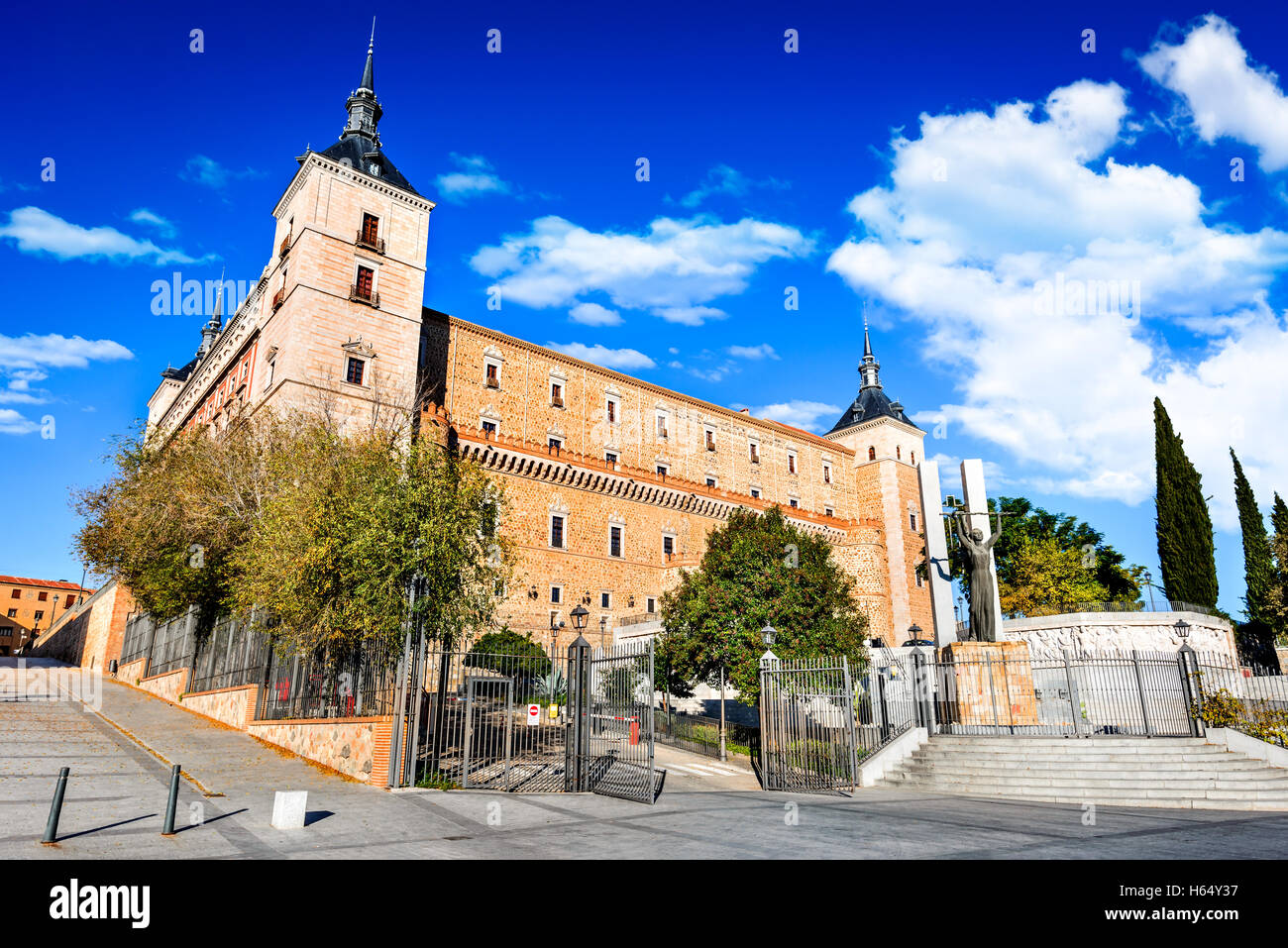 Toledo, Espagne. Voir l'Alcazar dans l'ancienne ville sur une colline sur le Tage, Castilla la Mancha attraction médiévale de Espana. Banque D'Images