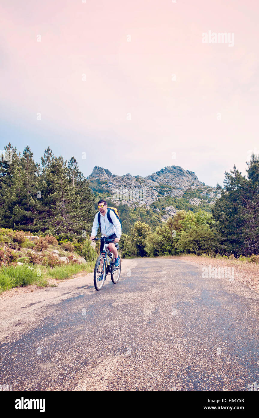 Jeune homme randonnée à vélo sur route de montagne Limbara Banque D'Images
