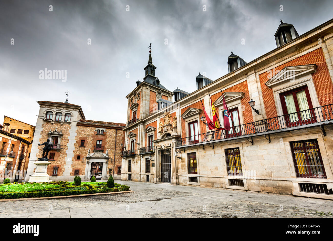 Madrid, Espagne. Une petite place pittoresque au coeur de la capitale espagnole ville avec l'Hôtel de Ville. Banque D'Images