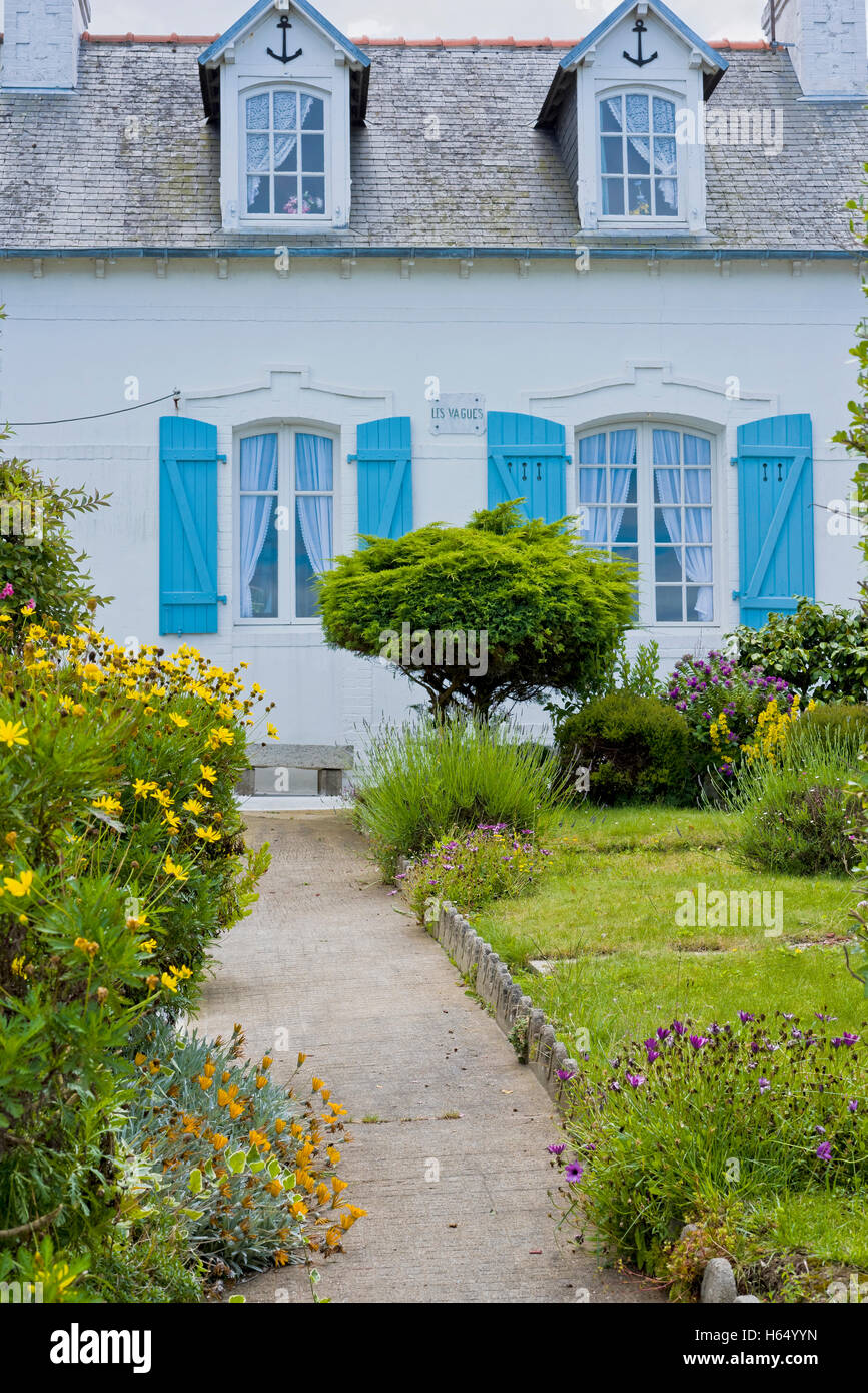 Maison typiquement français avec chemin de jardin arbustes et pelouses Banque D'Images