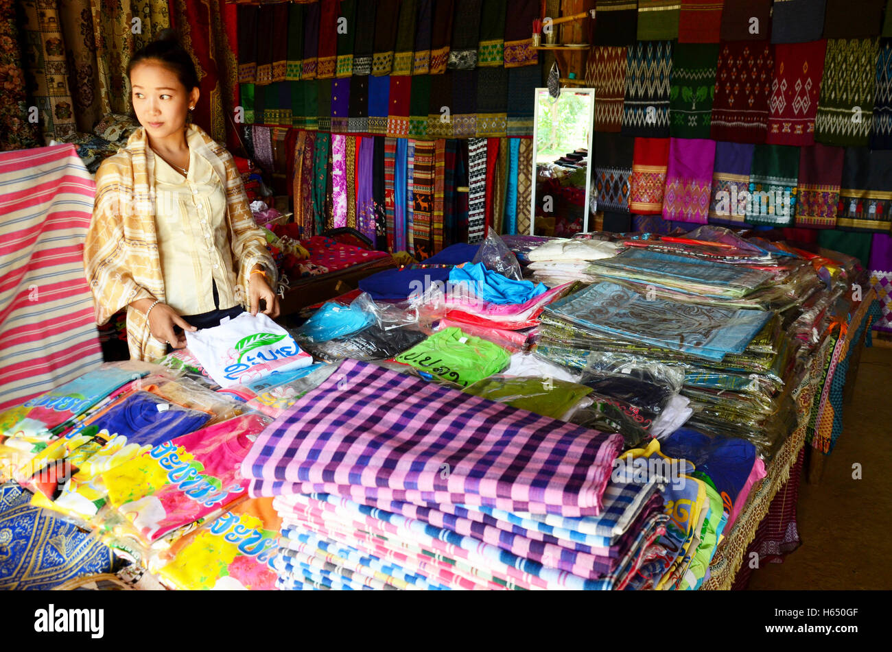 Vente vêtements femme gens laotien et souvenir à cadeaux en vente voyageur en cascades Tad Yeang parc nation Des Bolavens à Pla Banque D'Images
