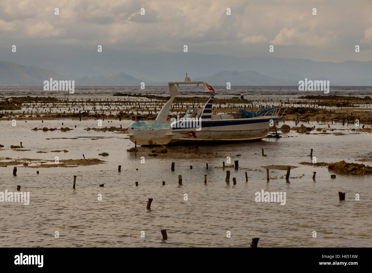 Bateau amarré sur la plage Banque D'Images