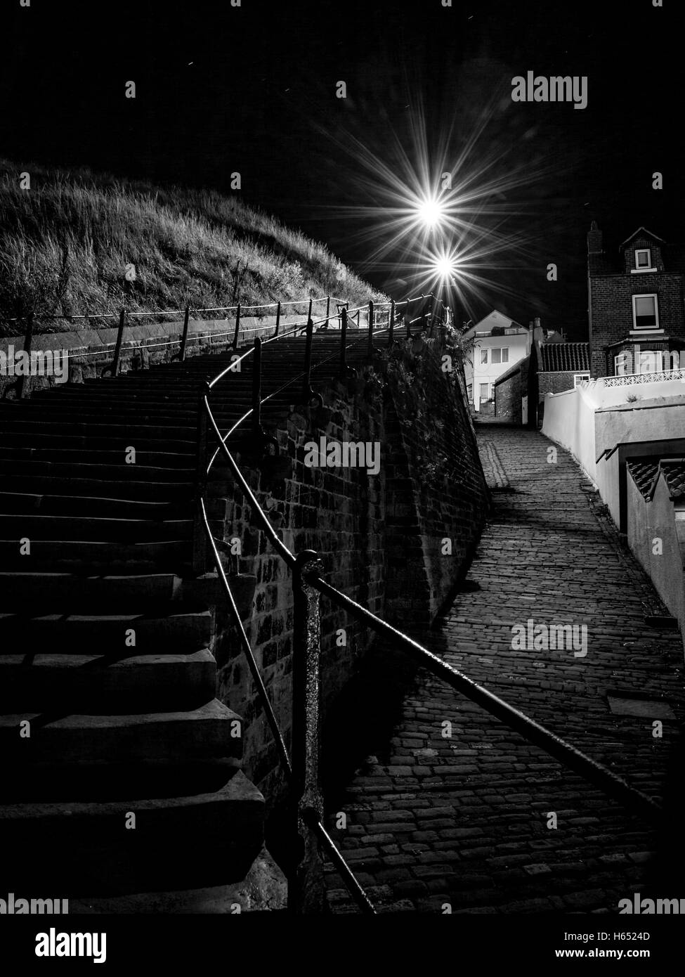 Whitby's iconic 199 marches et de l'Âne au chemin de nuit Banque D'Images