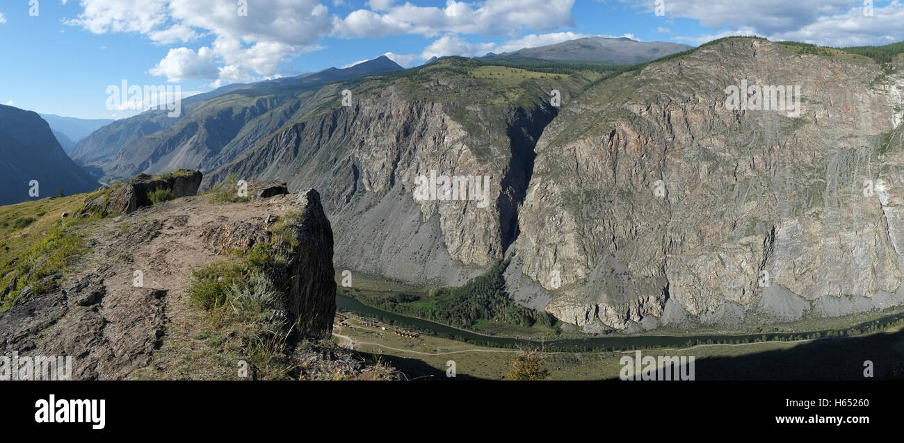 Panorama des montagnes de l'Altaï plus Katu-Yaryk Chulyshman river valley. La Sibérie, Russie Banque D'Images