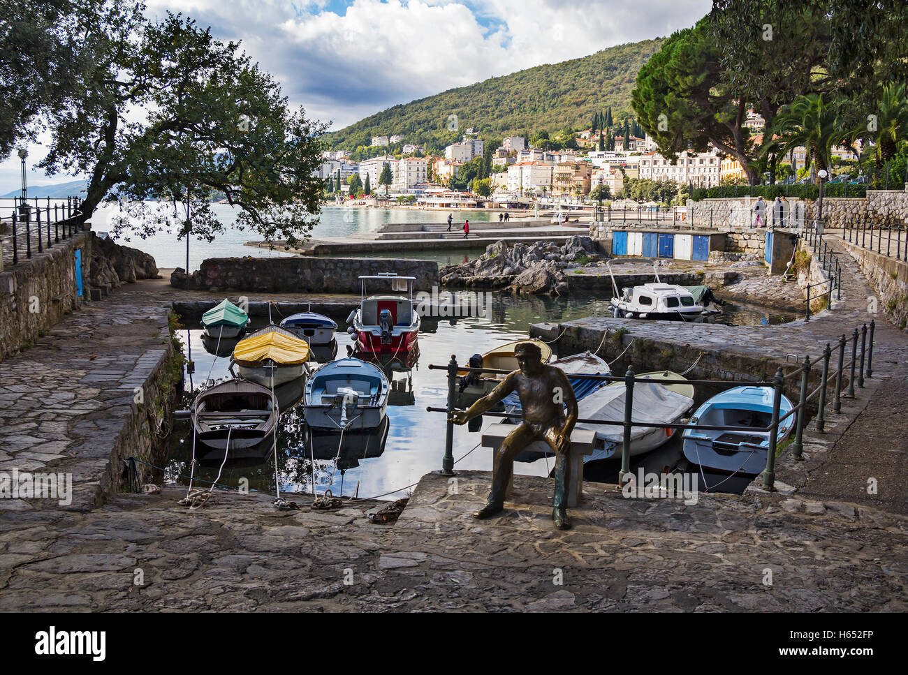 Seascape Opatija en Croatie avec la sculpture du pêcheur Banque D'Images