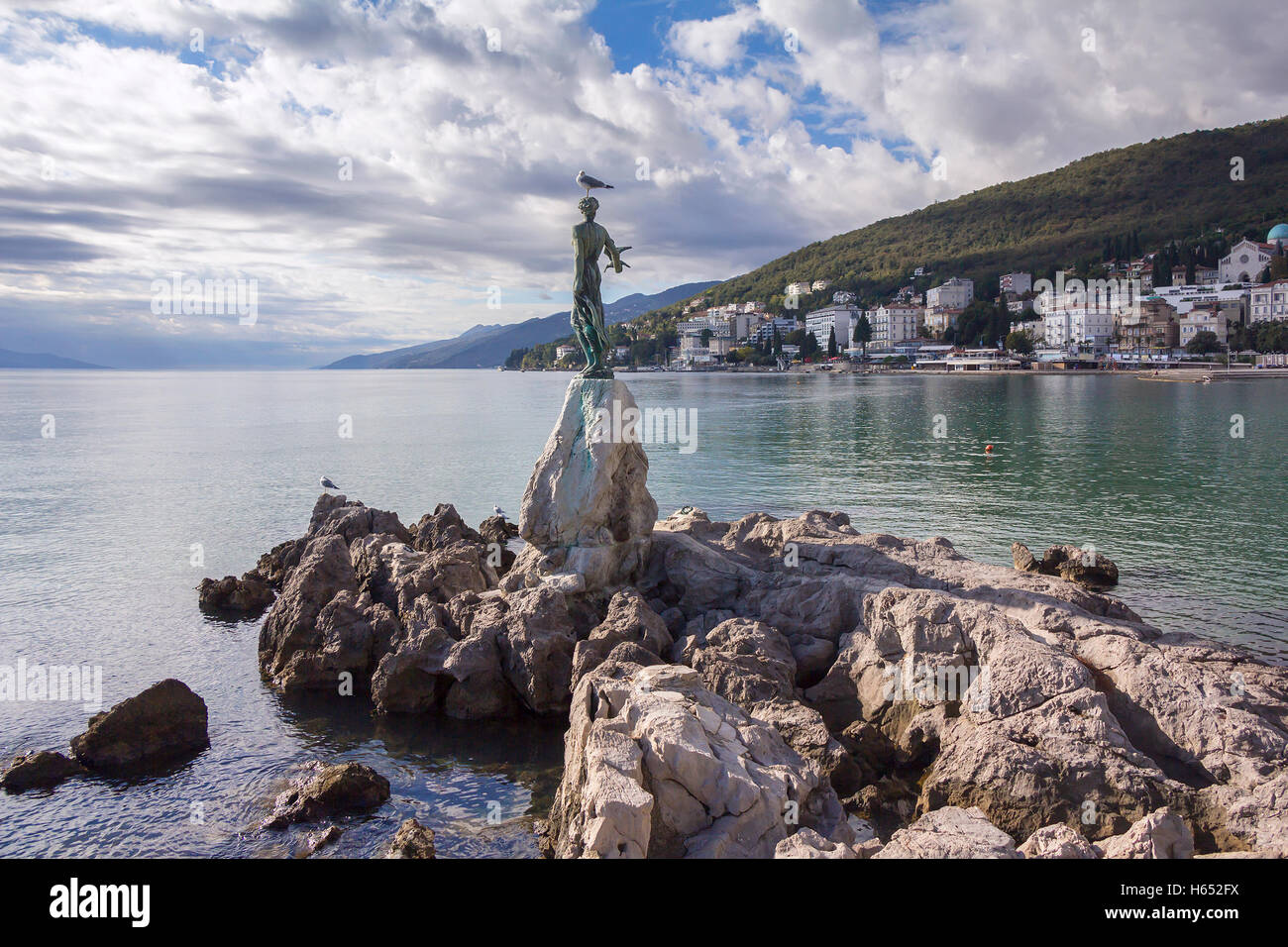 Seascape Opatija en Croatie avec la sculpture de la femme avec la mer Banque D'Images