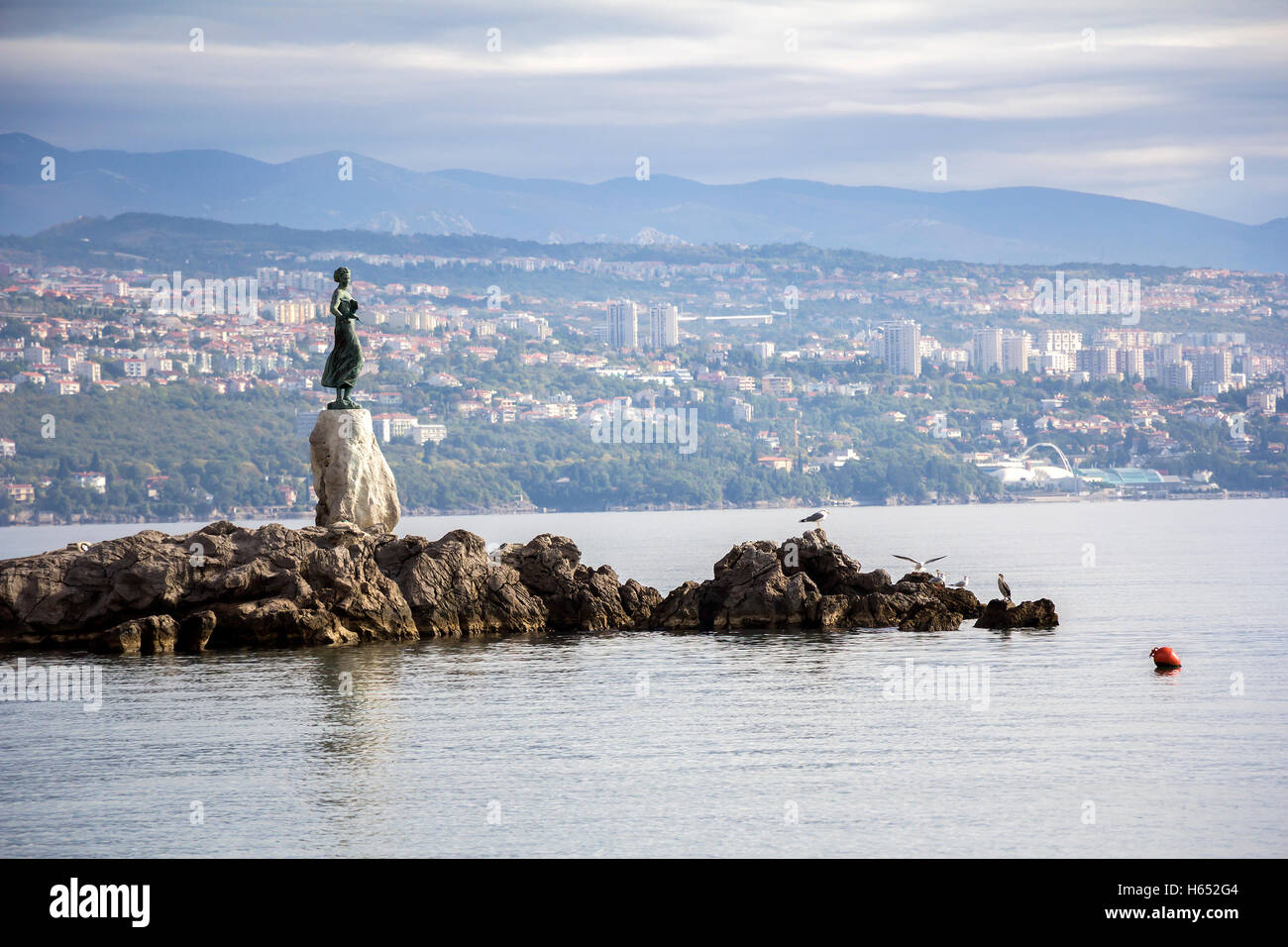 Seascape Opatija en Croatie avec la sculpture de la femme avec la mer Banque D'Images