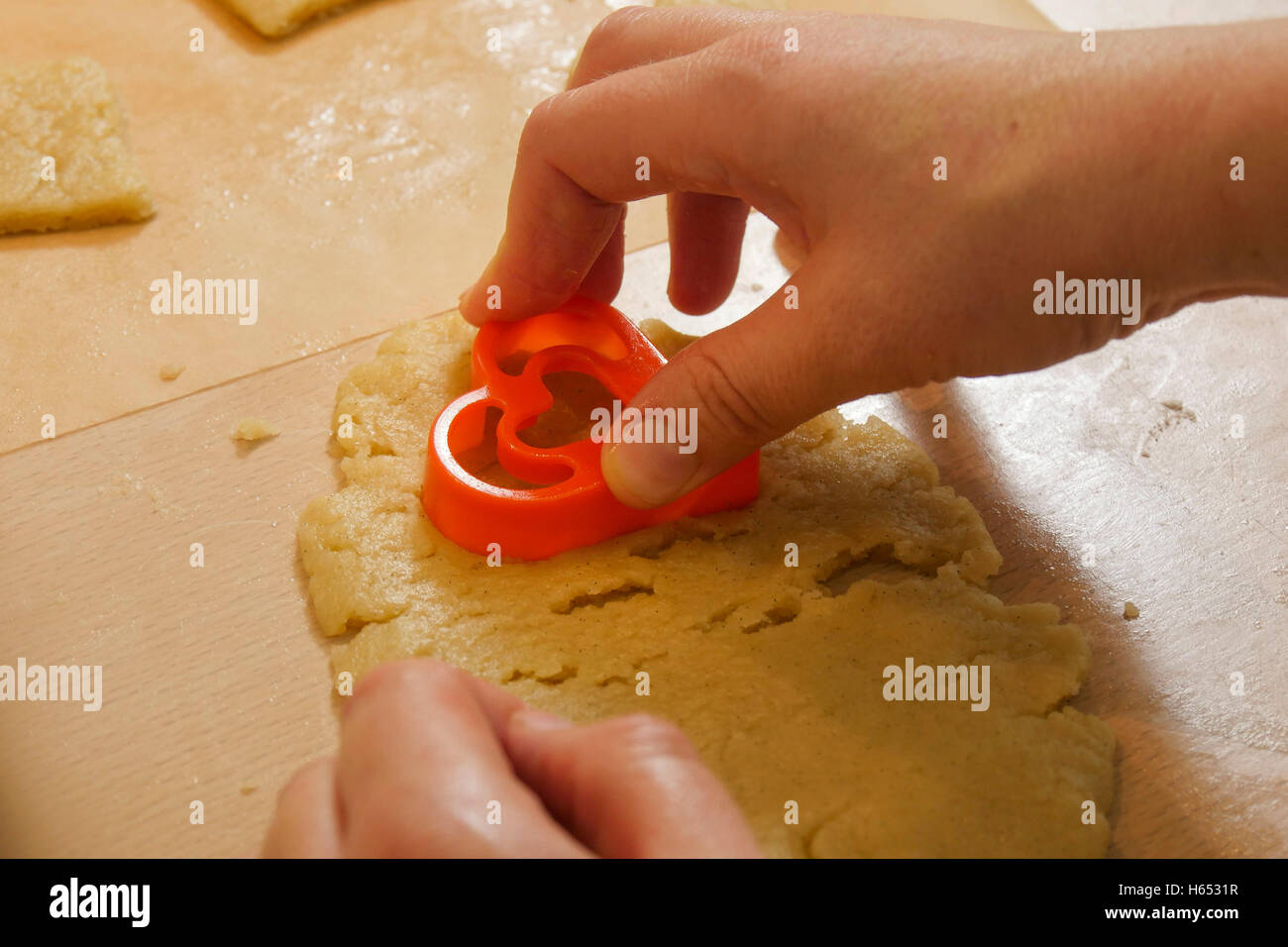 Façonner la pâte à biscuits en cœurs. Banque D'Images