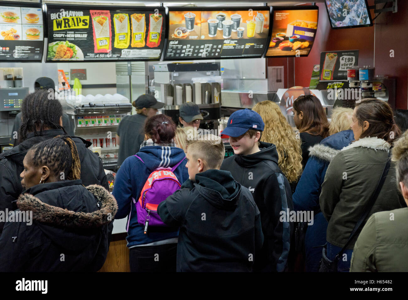 Clients à un fast-food McDonald's restaurant à Londres.UK Banque D'Images