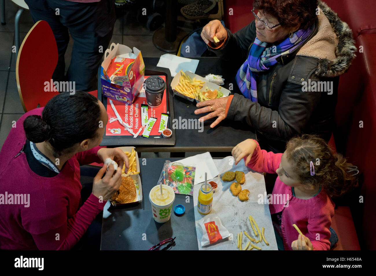 Manger à la famille un McDonald's restaurant fast food à Londres.UK Banque D'Images