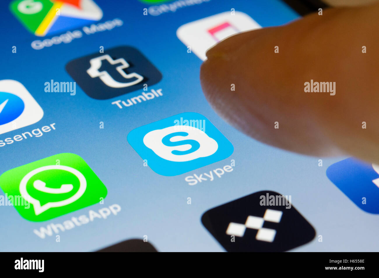 Internet en ligne Skype app appel close up sur l'écran du téléphone intelligent iPhone Banque D'Images