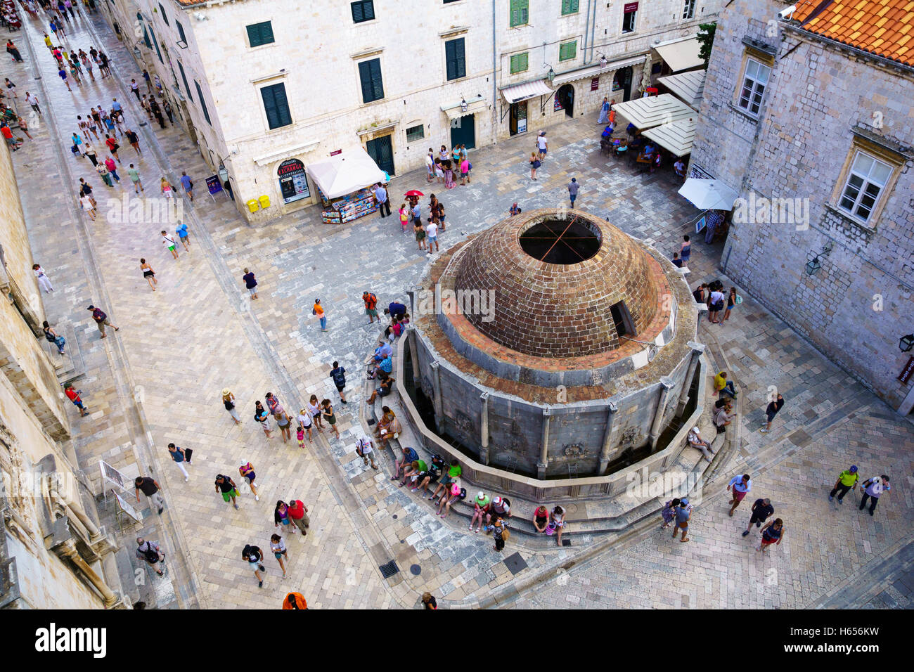 DUBROVNIK, Croatie - le 26 juin 2015 : Lieux à grande fontaine d'Onofrio, bondé avec les habitants et les touristes, à Dubrovnik, Croatie Banque D'Images