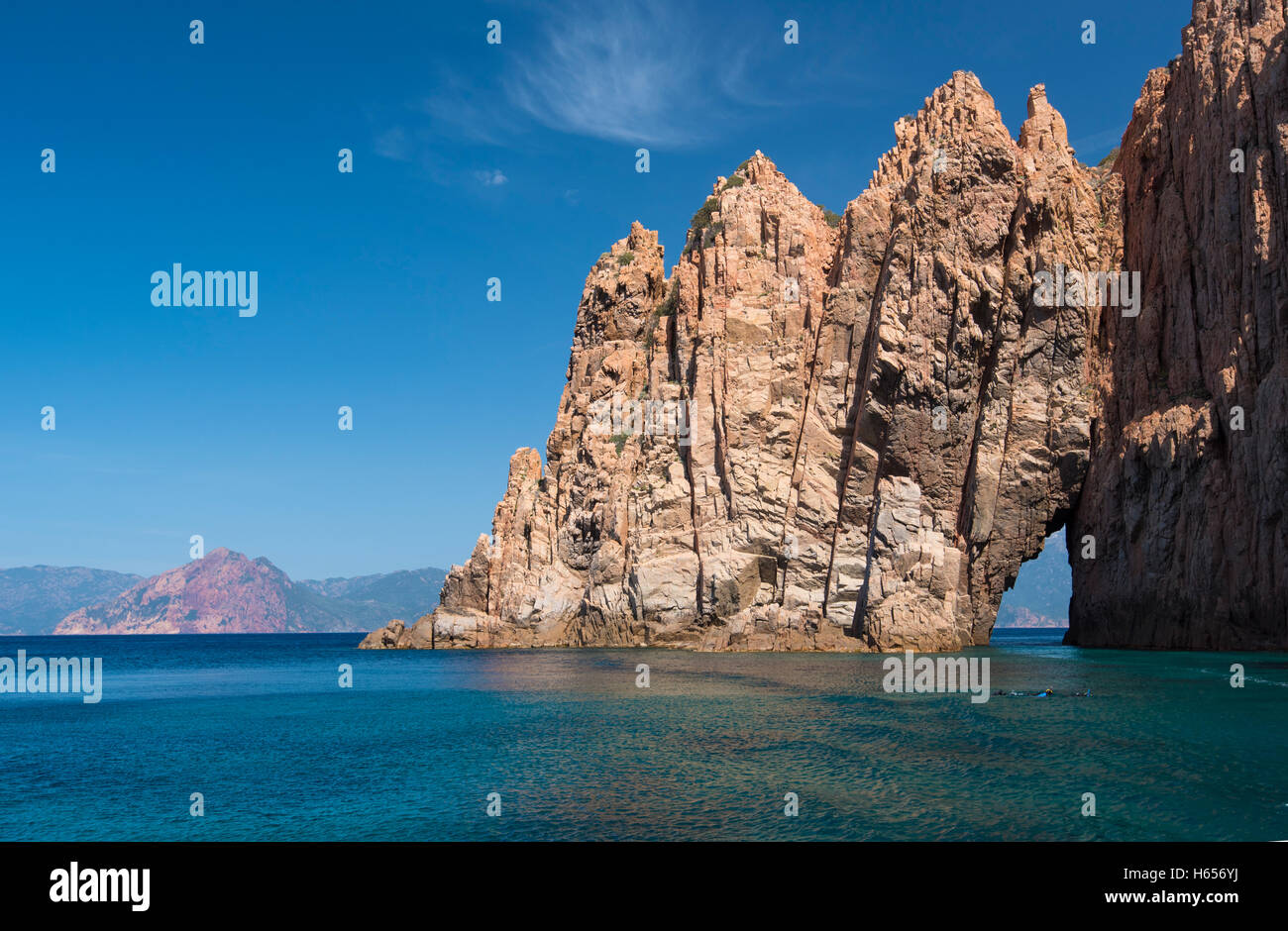 Red Rock sculpté avec un vide dans le golfe de Porto Banque D'Images