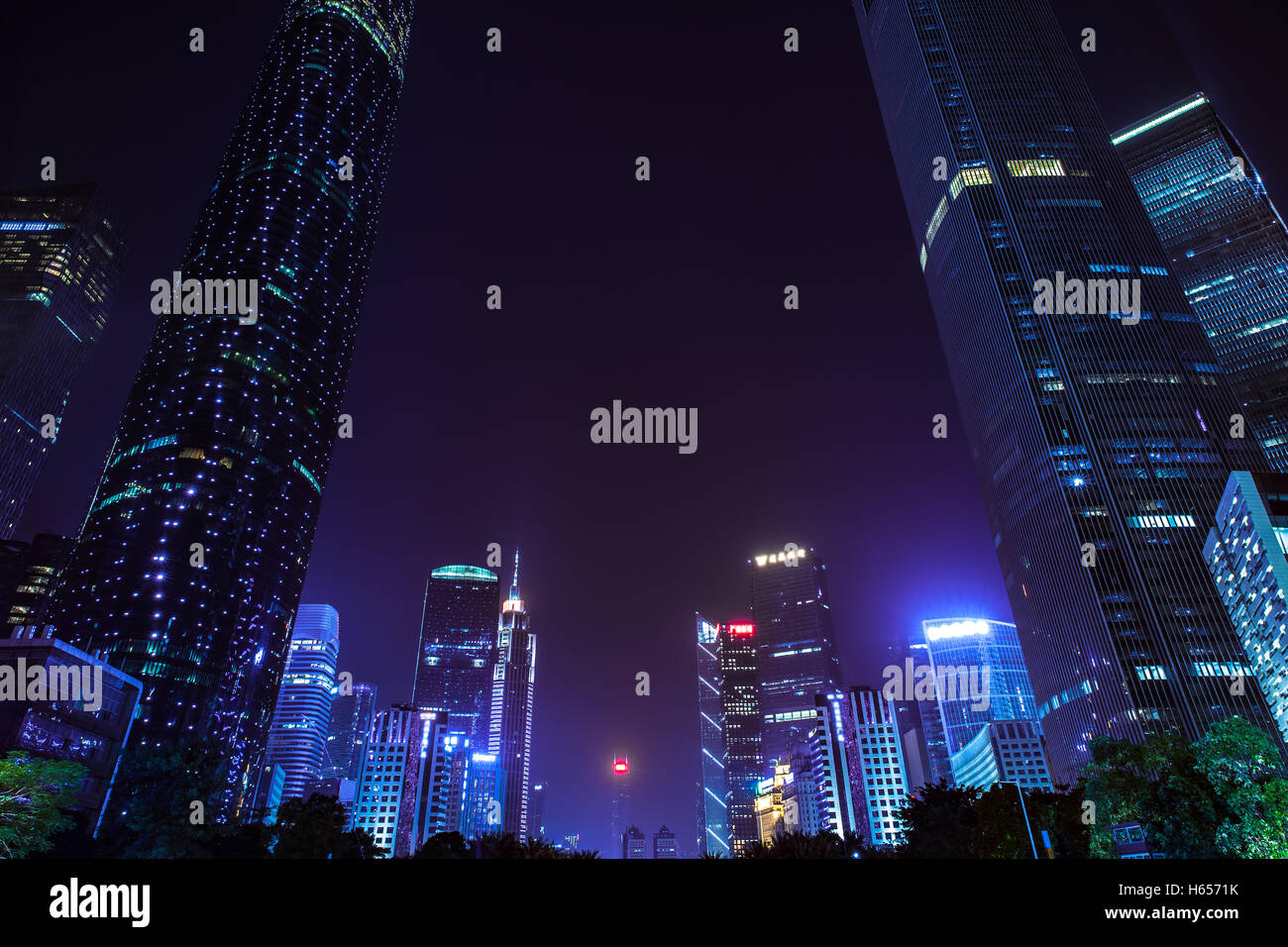 Crépuscule sur la place aux fleurs et les gratte-ciel modernes dans le centre-ville de Guangzhou, Chine. Banque D'Images