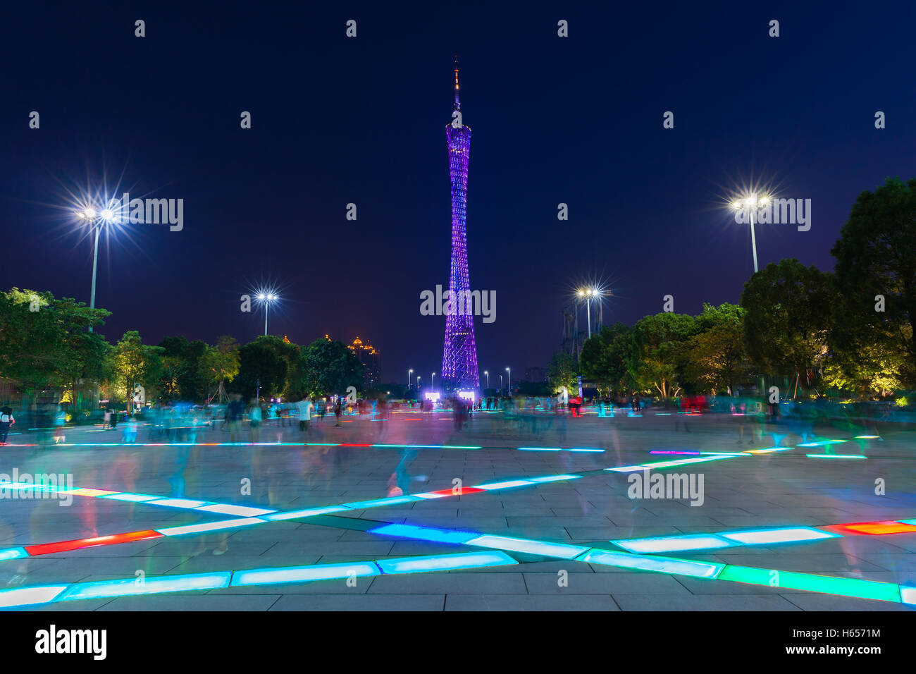 Crépuscule sur la Canton tower vue de la fleur Square à Guangzhou, Chine. Banque D'Images