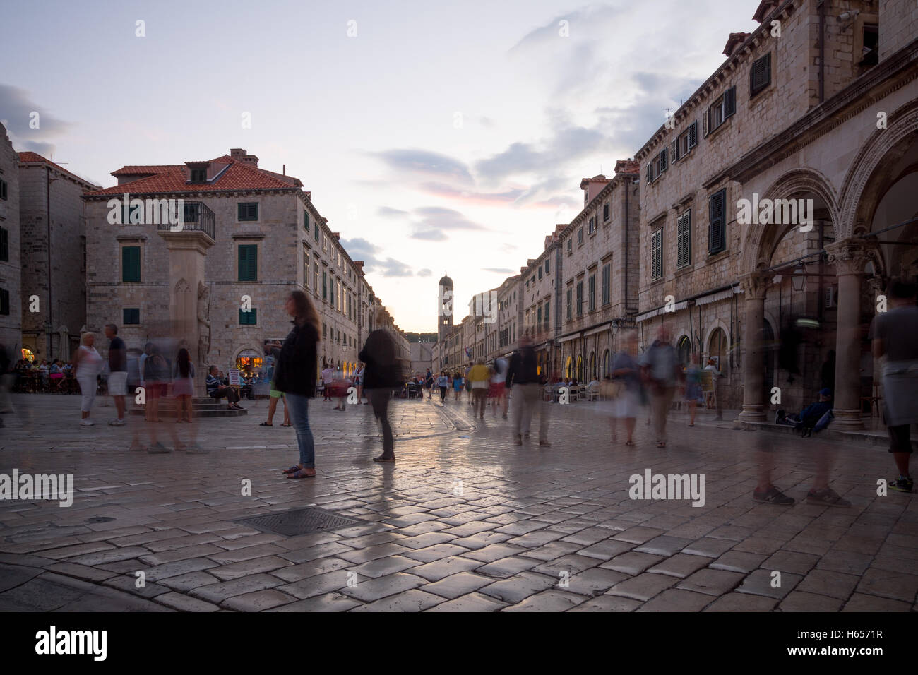 DUBROVNIK, Croatie - le 26 juin 2015 : Scène Coucher du soleil dans la rue principale (ou Stradun Placa), avec les habitants et les touristes, dans la région de Dubrovnik, Banque D'Images