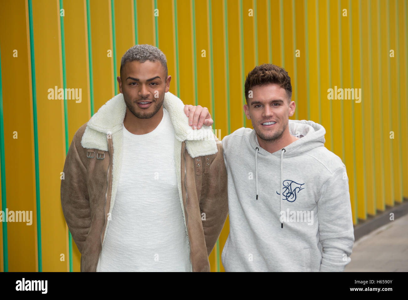 Londres, Royaume-Uni. 24 octobre 2016. Nathan Henry (à gauche) et Gary 'gaz' Beadle posent pour des photos à l'extérieur du QG de MTV à Camden Town, Londres, avant le lancement de la série 13 de Geordie Shore. Date De La Photo : Mercredi 19 Octobre 2016. Crédit photo devrait lire: Roger Garfield/Alay Live News Banque D'Images