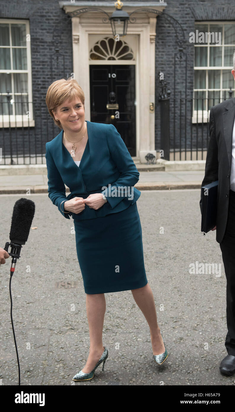 Londres, Royaume-Uni. 24 Oct, 2016. Downing Street.london.Premier ministre Theresa peut répond aux dirigeants des 3 gouvernements décentralisés avant les négociations du Royaume-Uni à quitter l'UE.pic montre l'Écosse Premier ministre Nicola Sturgeon arrivant à Downing Street Crédit : PAUL GROVER/Alamy Live News Banque D'Images
