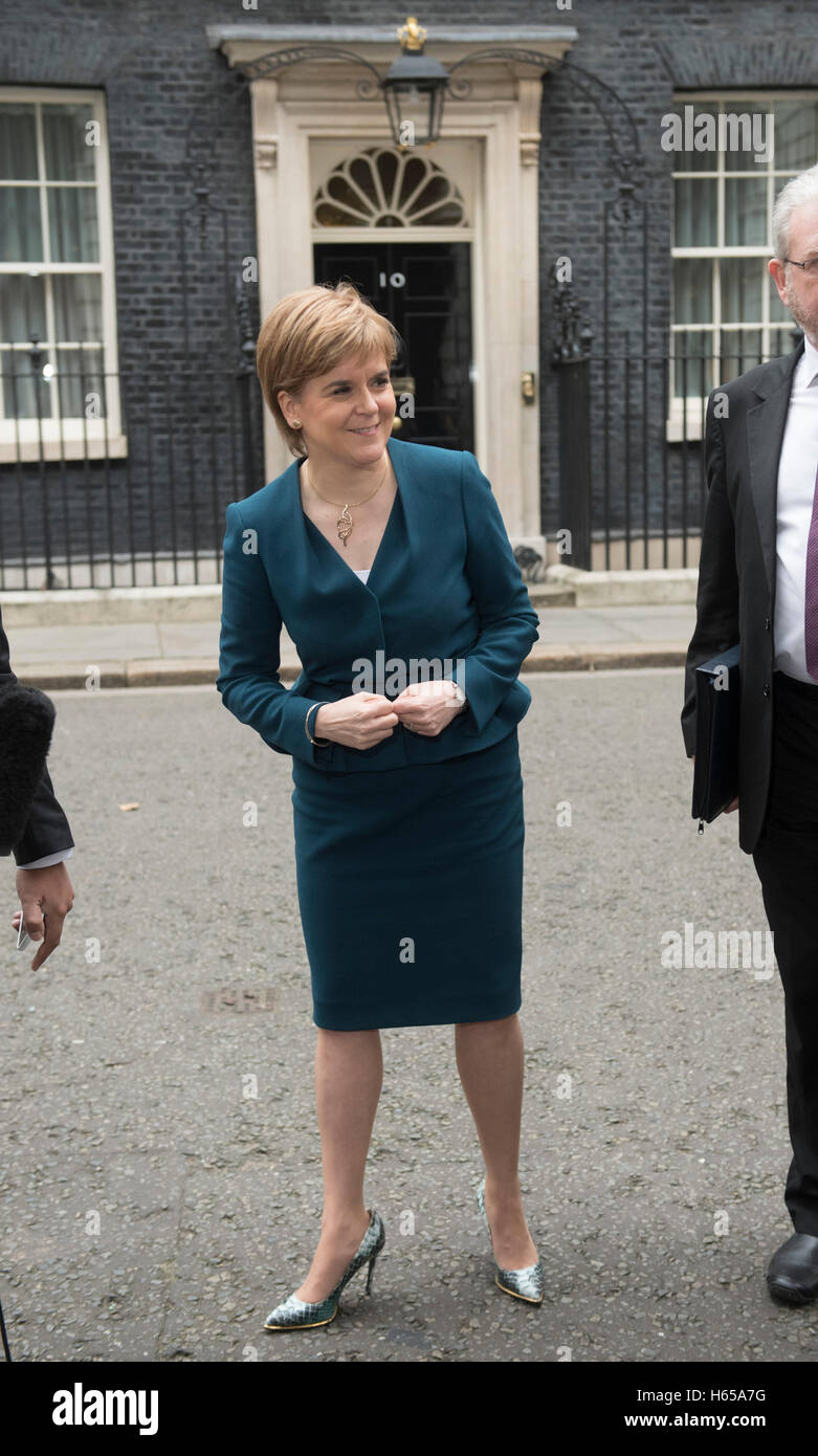 Londres, Royaume-Uni. 24 Oct, 2016. Downing Street.london.Premier ministre Theresa peut répond aux dirigeants des 3 gouvernements décentralisés avant les négociations du Royaume-Uni à quitter l'UE.pic montre l'Écosse Premier ministre Nicola Sturgeon arrivant à Downing Street Crédit : PAUL GROVER/Alamy Live News Banque D'Images