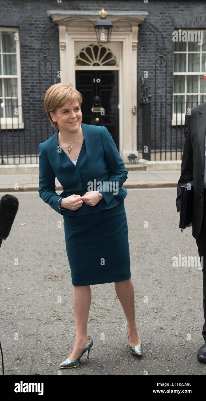 Londres, Royaume-Uni. 24 Oct, 2016. Downing Street.london.Premier ministre Theresa peut répond aux dirigeants des 3 gouvernements décentralisés avant les négociations du Royaume-Uni à quitter l'UE.pic montre l'Écosse Premier ministre Nicola Sturgeon arrivant à Downing Street Crédit : PAUL GROVER/Alamy Live News Banque D'Images