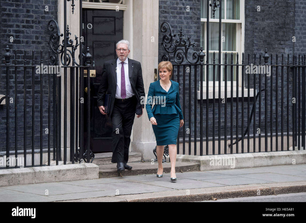 Londres, Royaume-Uni. 24 Oct, 2016. Downing Street.london.Premier ministre Theresa peut répond aux dirigeants des 3 gouvernements décentralisés avant les négociations du Royaume-Uni à quitter l'UE.pic montre l'Écosse Premier ministre Nicola Sturgeon arrivant à Downing Street Crédit : PAUL GROVER/Alamy Live News Banque D'Images