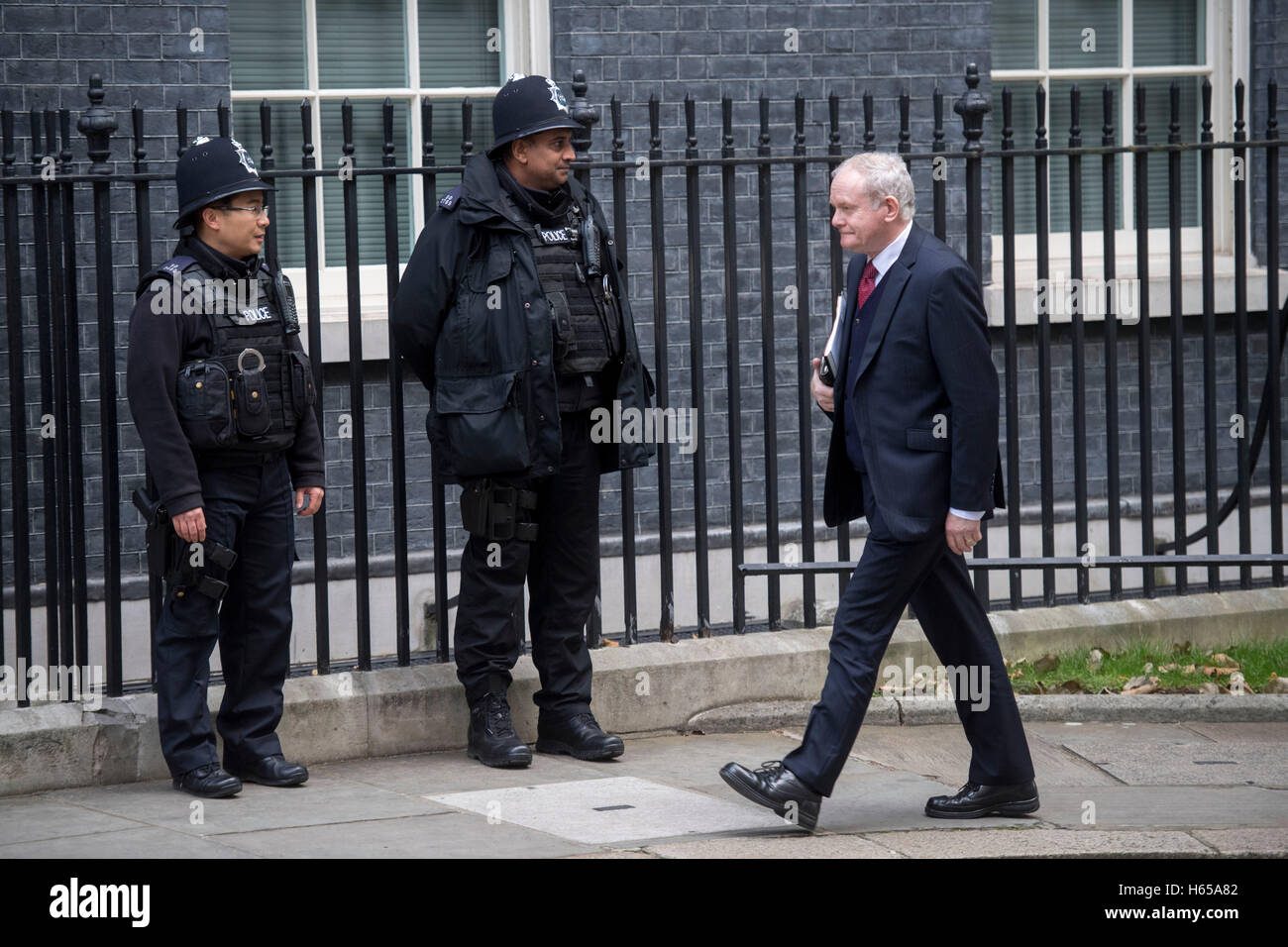 Londres, Royaume-Uni. 24 Oct, 2016. Downing Street.london.Premier ministre Theresa peut répond aux dirigeants des 3 gouvernements décentralisés avant les négociations du Royaume-Uni à quitter l'UE.pic montre l'Irlande du vice-premier ministre Martin McGuinness arrivant à Downing Street Crédit : PAUL GROVER/Alamy Live News Banque D'Images