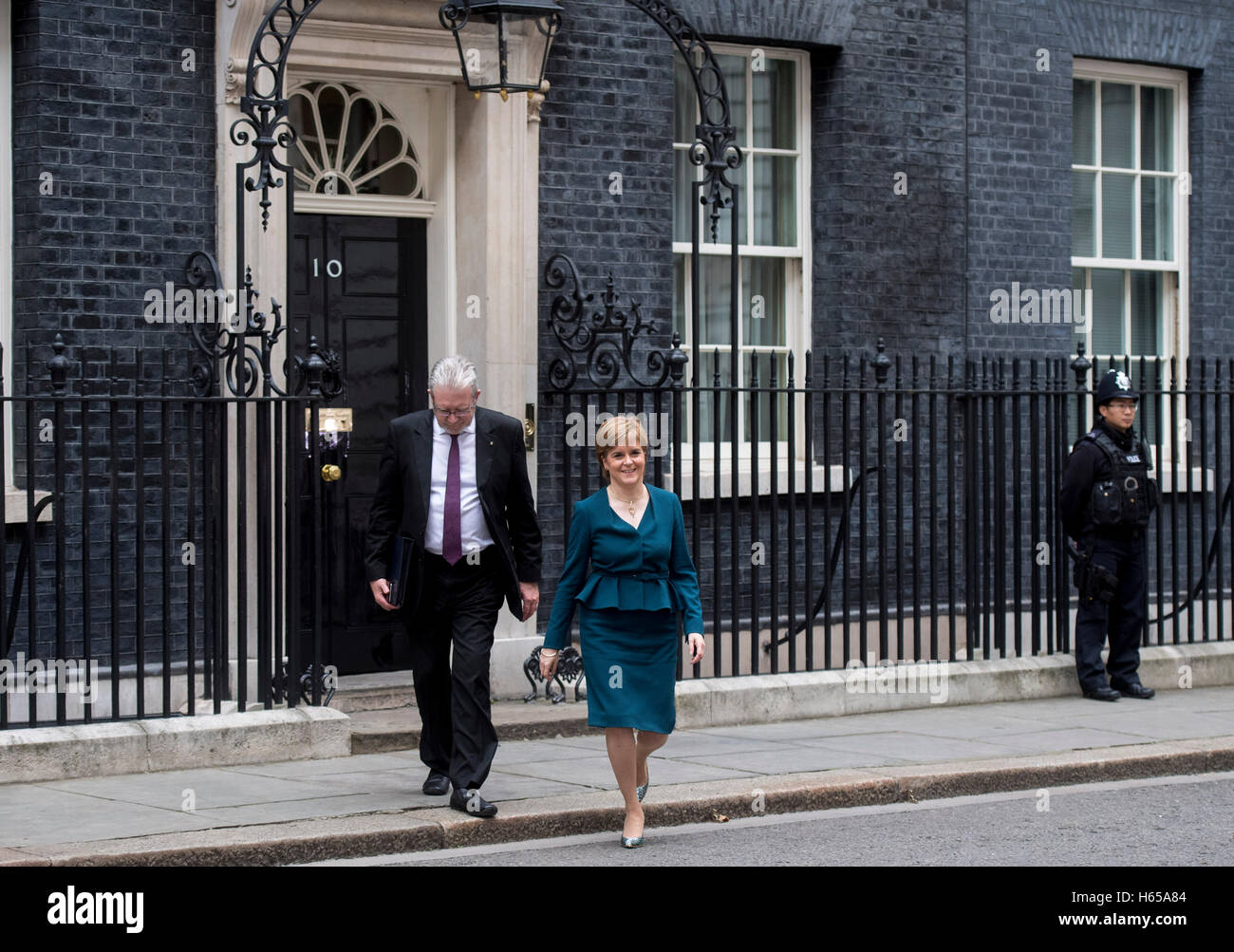 Londres, Royaume-Uni. 24 Oct, 2016. Downing Street.london.Premier ministre Theresa peut répond aux dirigeants des 3 gouvernements décentralisés avant les négociations du Royaume-Uni à quitter l'UE.pic montre l'Écosse Premier ministre Nicola Sturgeon arrivant à Downing Street Crédit : PAUL GROVER/Alamy Live News Banque D'Images