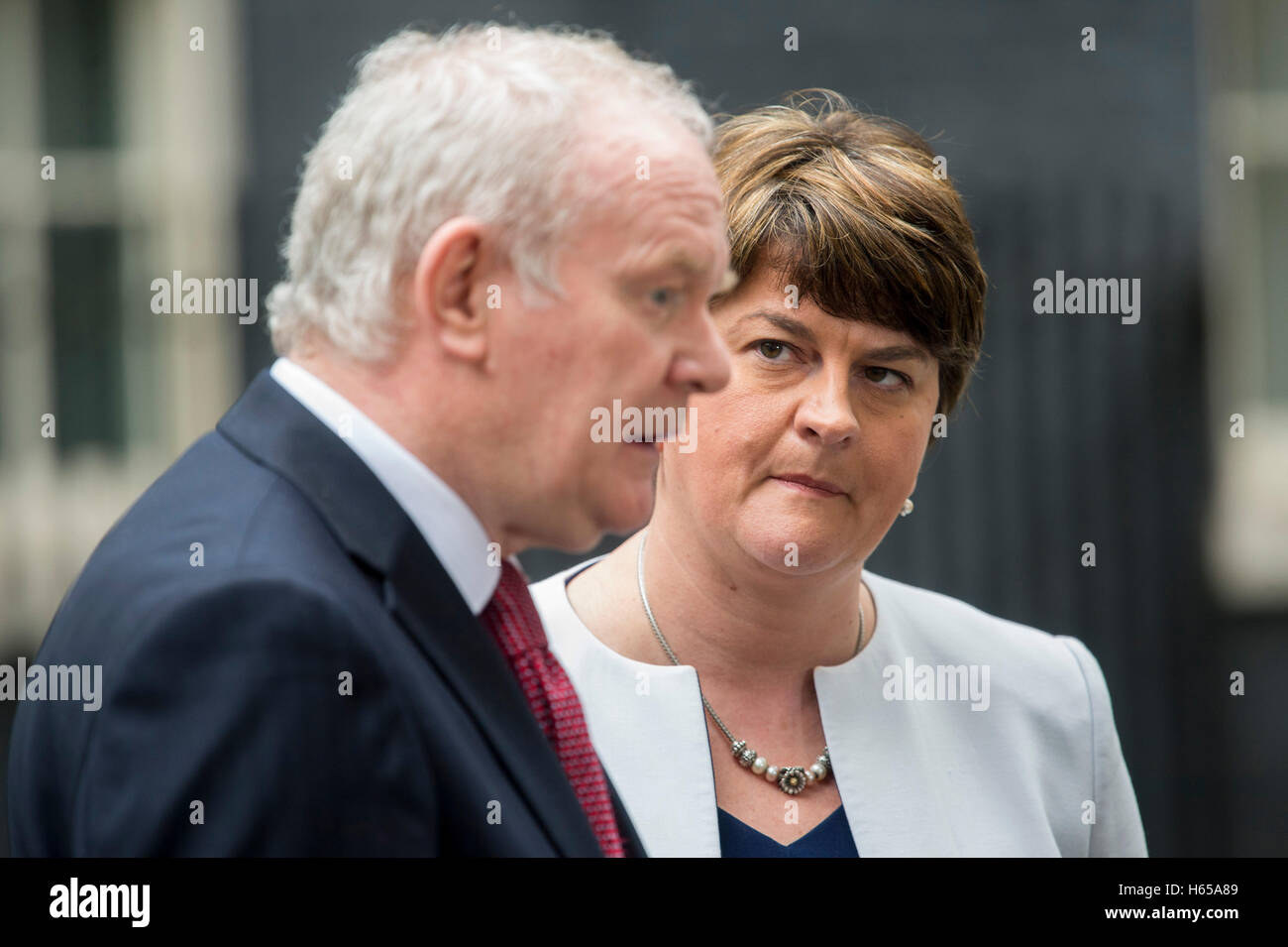 Londres, Royaume-Uni. 24 Oct, 2016. Downing Street.london.Premier ministre Theresa peut répond aux dirigeants des 3 gouvernements décentralisés avant les négociations du Royaume-Uni à quitter l'UE.pic montre l'Irlande du Premier Ministre Arlene Foster et sous-ministre Martin McGuinness Crédit : PAUL GROVER/Alamy Live News Banque D'Images