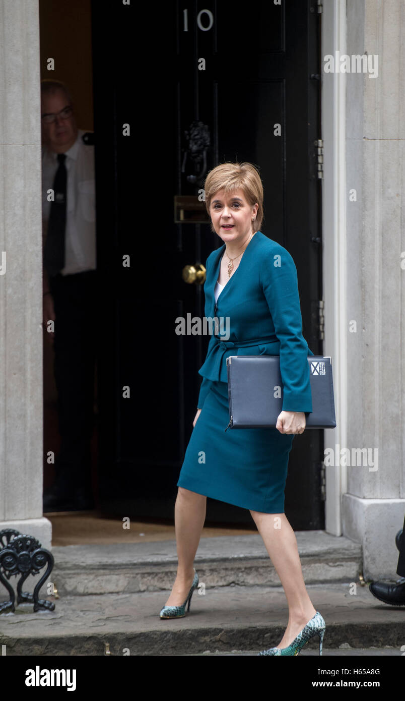 Londres, Royaume-Uni. 24 Oct, 2016. Downing Street.london.Premier ministre Theresa peut répond aux dirigeants des 3 gouvernements décentralisés avant les négociations du Royaume-Uni à quitter l'UE.pic montre l'Écosse Premier ministre Nicola Sturgeon arrivant à Downing Street Crédit : PAUL GROVER/Alamy Live News Banque D'Images