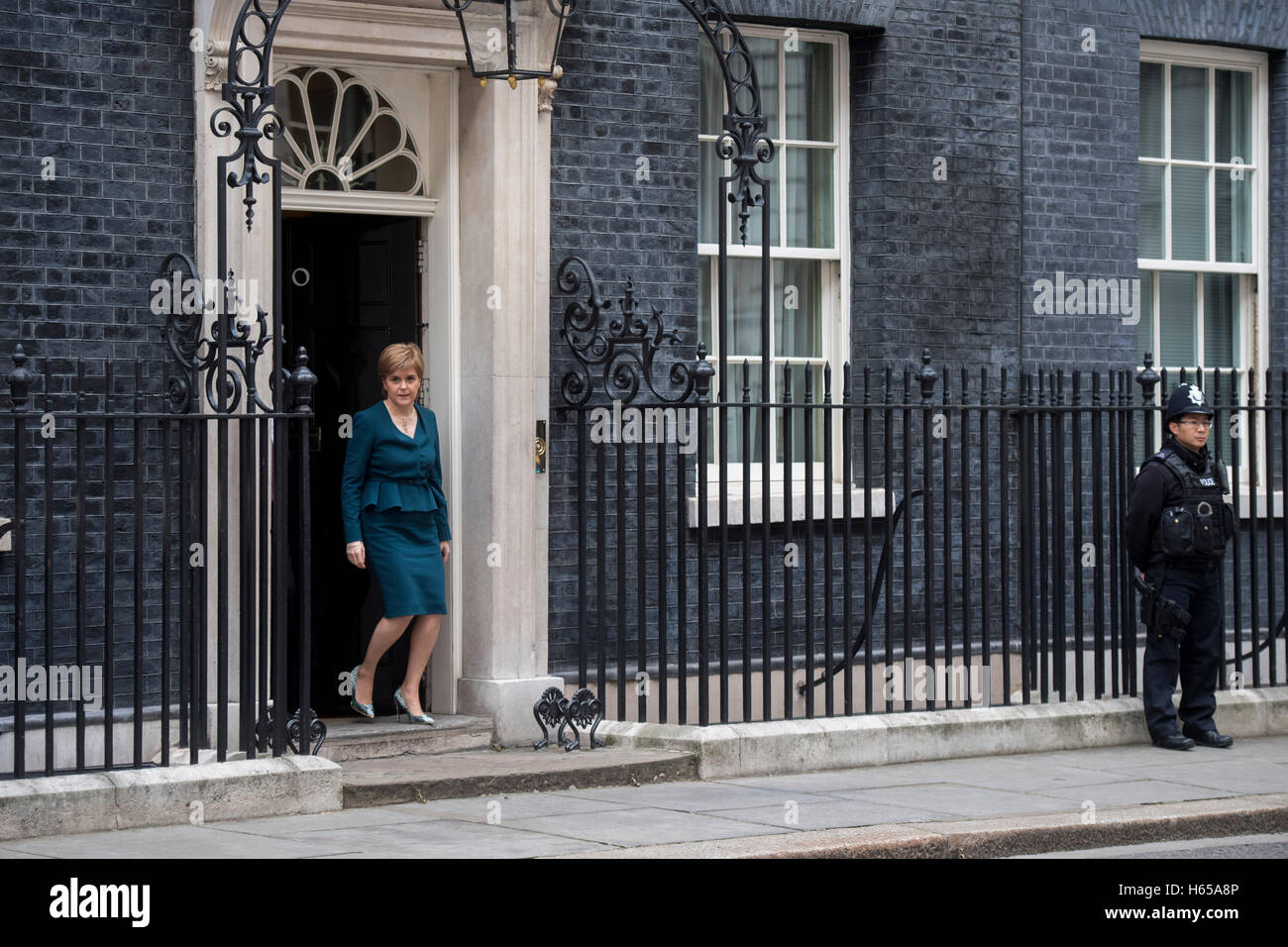 Londres, Royaume-Uni. 24 Oct, 2016. Downing Street.london.Premier ministre Theresa peut répond aux dirigeants des 3 gouvernements décentralisés avant les négociations du Royaume-Uni à quitter l'UE.pic montre l'Écosse Premier ministre Nicola Sturgeon arrivant à Downing Street Crédit : PAUL GROVER/Alamy Live News Banque D'Images