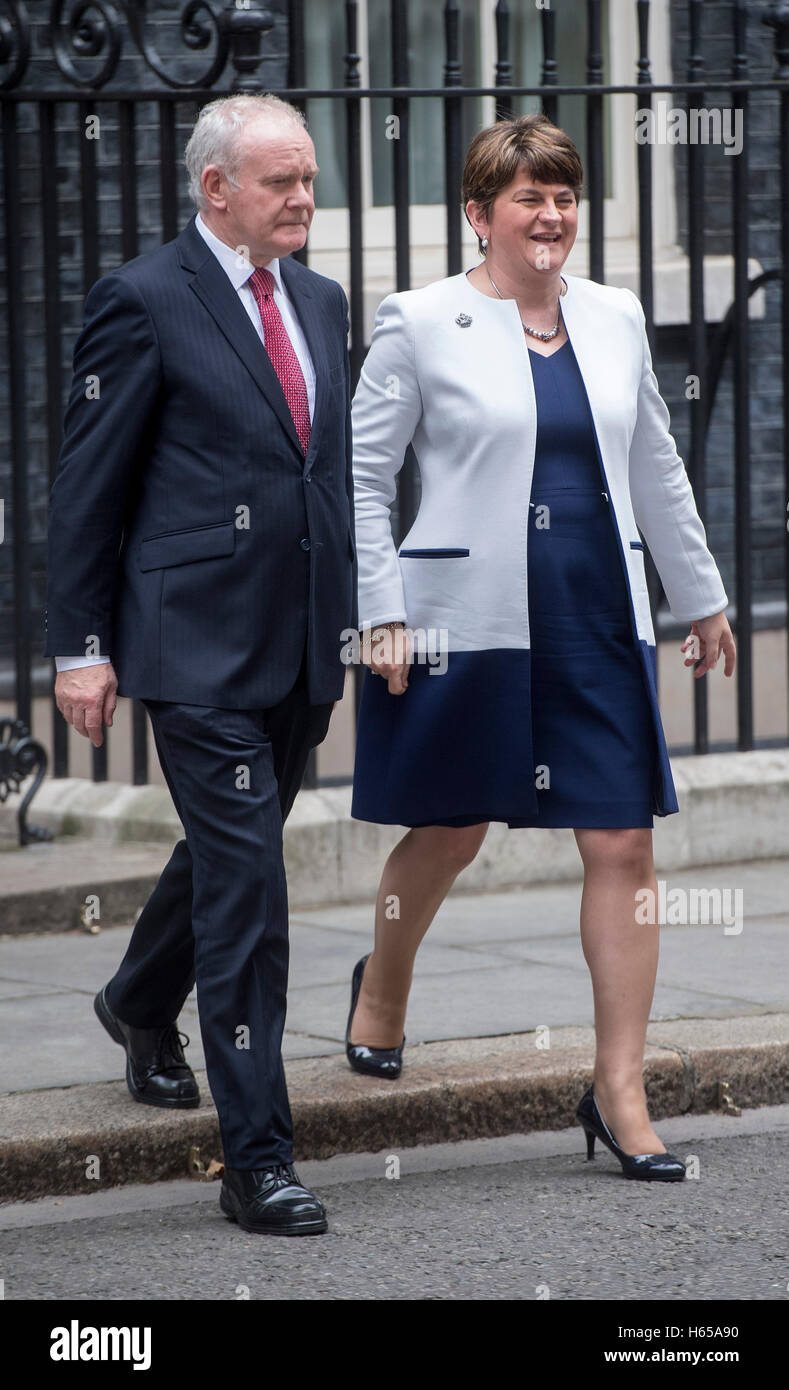 Londres, Royaume-Uni. 24 Oct, 2016. Downing Street.london.Premier ministre Theresa peut répond aux dirigeants des 3 gouvernements décentralisés avant les négociations du Royaume-Uni à quitter l'UE.pic montre l'Irlande du Premier Ministre Arlene Foster et sous-ministre Martin McGuinness Crédit : PAUL GROVER/Alamy Live News Banque D'Images