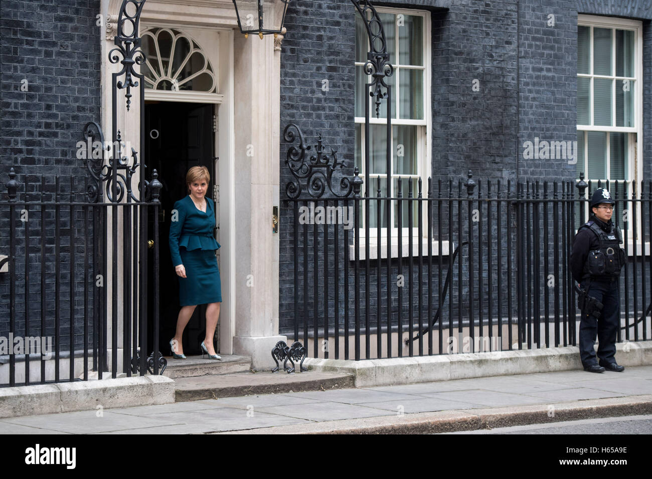 Londres, Royaume-Uni. 24 Oct, 2016. Downing Street.london.Premier ministre Theresa peut répond aux dirigeants des 3 gouvernements décentralisés avant les négociations du Royaume-Uni à quitter l'UE.pic montre l'Écosse Premier ministre Nicola Sturgeon arrivant à Downing Street Crédit : PAUL GROVER/Alamy Live News Banque D'Images