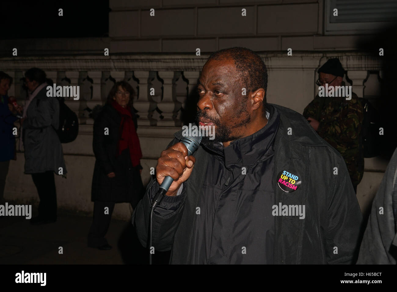 Londres, Royaume-Uni. 24 octobre, 2016. Londres, Angleterre, Royaume-Uni. 24 Oct 2016 : Weyman Bennett de résister au racisme s'exprime à l'againsts démonstration 'jungle' de Calais français démolition et cdemand UK pour aider les enfants. Les manifestants scandant, si vous n'avez pas de réfugiés qui viennent ici, alors stop détruit les réfugiés d'origine et de la nation à l'extérieur de l'Ambassade de France, Londres, Royaume-Uni. Credit : Voir Li/Alamy Live News Banque D'Images