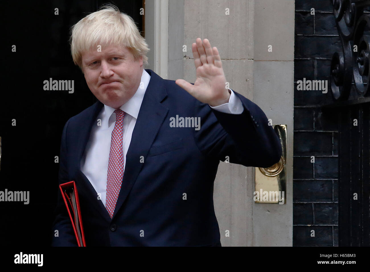 Londres, Royaume-Uni. 24 Oct, 2016. Ministre des affaires étrangères de Grande-Bretagne, Boris Johnson quitte 10 Downing Street, à Londres, Royaume-Uni, le lundi 24 octobre 2016. Credit : Luke MacGregor/Alamy Live News Banque D'Images