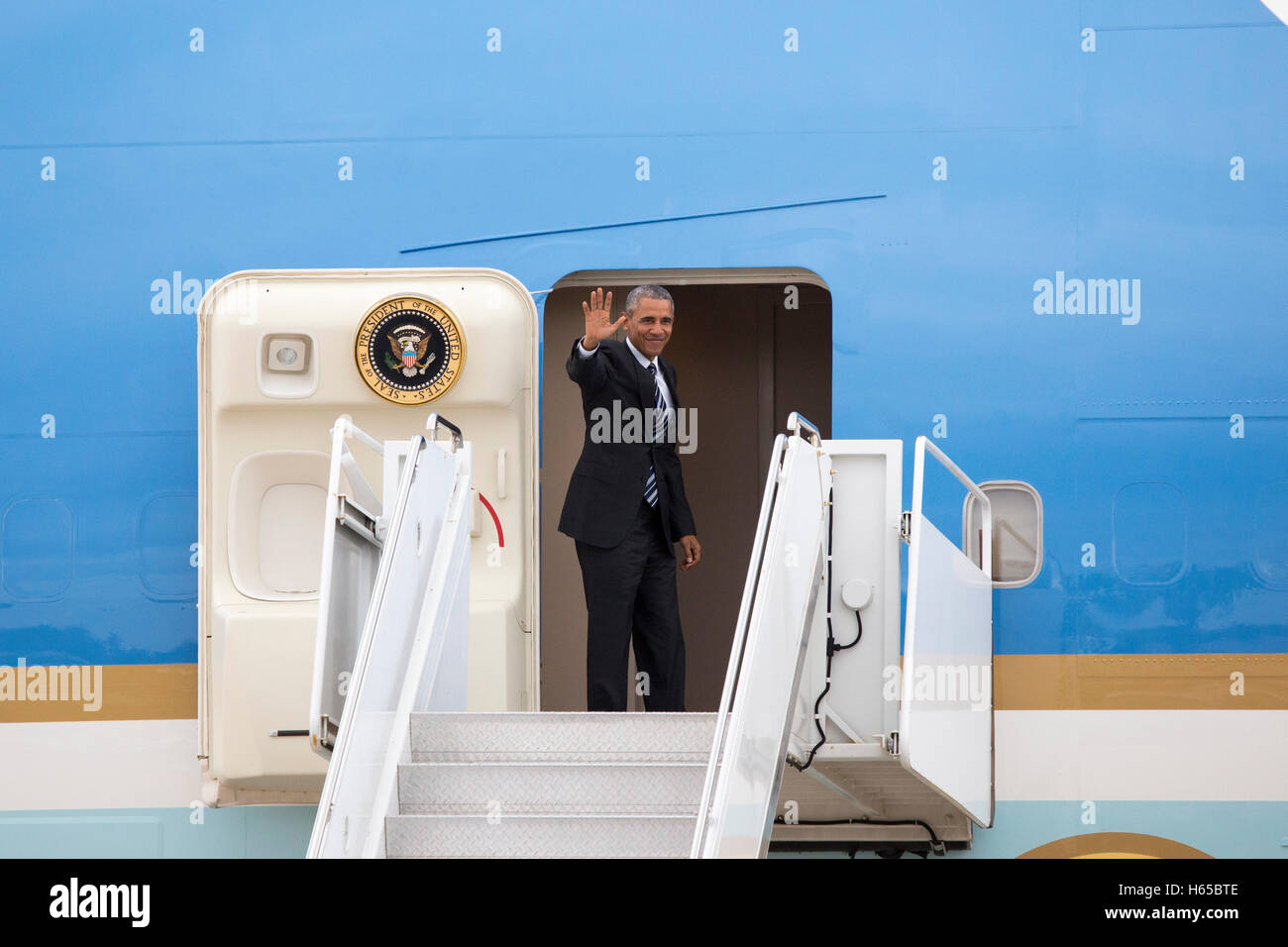 San Diego, Californie, USA. 24 Oct, 2016. Le président Barack Obama de quitter San Diego sur l'Air Force One de MCAS Base Mirmar le 24 octobre 2016 à San Diego, Californie. Crédit : l'accès Photo/Alamy Live News Banque D'Images