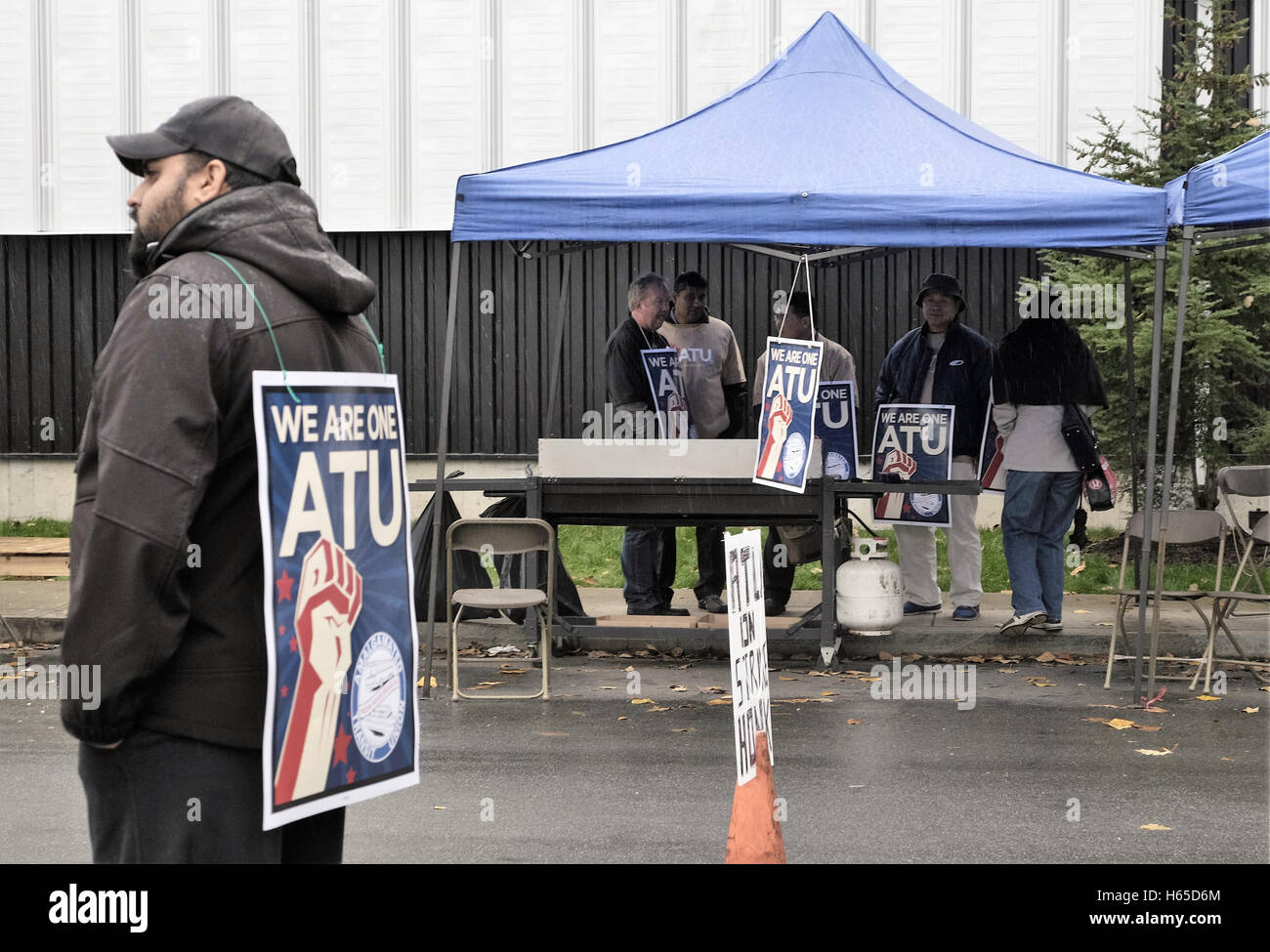 West Vancouver, Canada. 24 Oct, 2016. Les membres du local 134 du Syndicat uni du transport, l'emploi de bleu, une filiale de Translink, faire signe à un piquet à l'extérieur de West Vancouver Transit Centre. Crédit : Patrick Gillin/Alamy Live News Banque D'Images