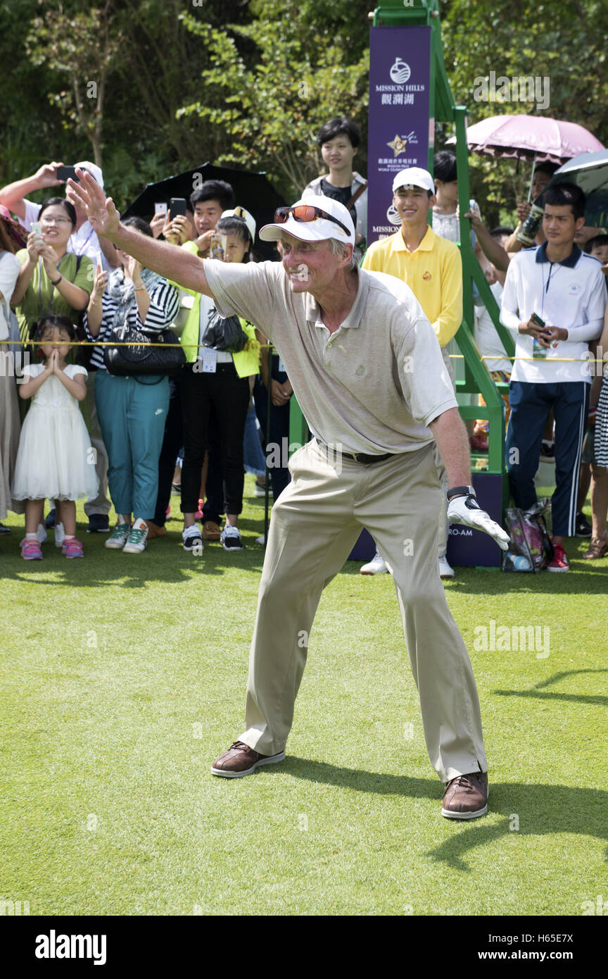 Michael Douglas lors d'une fusillade de basket-ball au 17e t sur le cours de Blackstone Mission Hills Resort Haikou au cours de la 2ème manche du 4ème Pro-am Celebrity Golf Tournament à Blackstone course, Mission Hills Resort le 23 octobre à Haikou, Hainan Island China. | Verwendung weltweit Banque D'Images