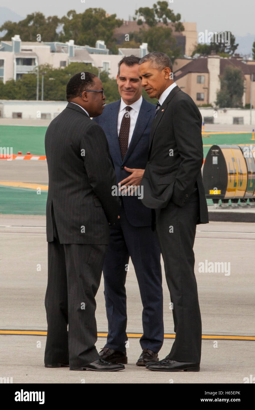 Los Angeles, USA. 24 Oct, 2016. (L-C) Mark Superviseur Ridley-Thomas et Los Angeles Mayor Eric Garcetti salue le président Barack Obama qu'il quitte l'Air Force One à l'aéroport international de LAX le 24 octobre 2016 à Los Angeles, Californie. © la photo Acces Banque D'Images