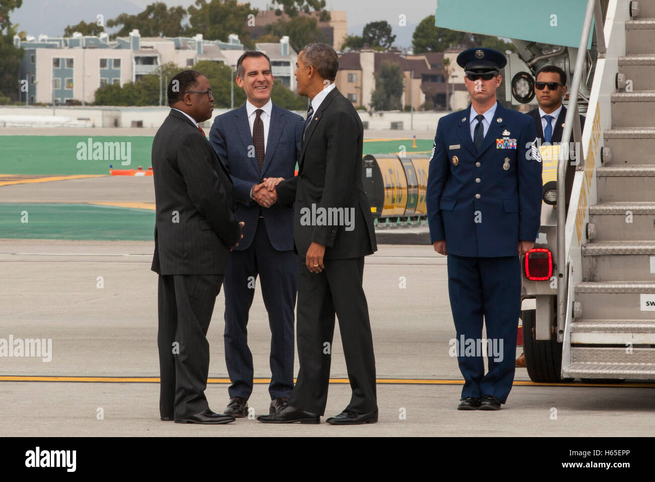 Los Angeles, USA. 24 Oct, 2016. (L-C) Mark Superviseur Ridley-Thomas et Los Angeles Mayor Eric Garcetti salue le président Barack Obama qu'il quitte l'Air Force One à l'aéroport international de LAX le 24 octobre 2016 à Los Angeles, Californie. © la photo Acces Banque D'Images
