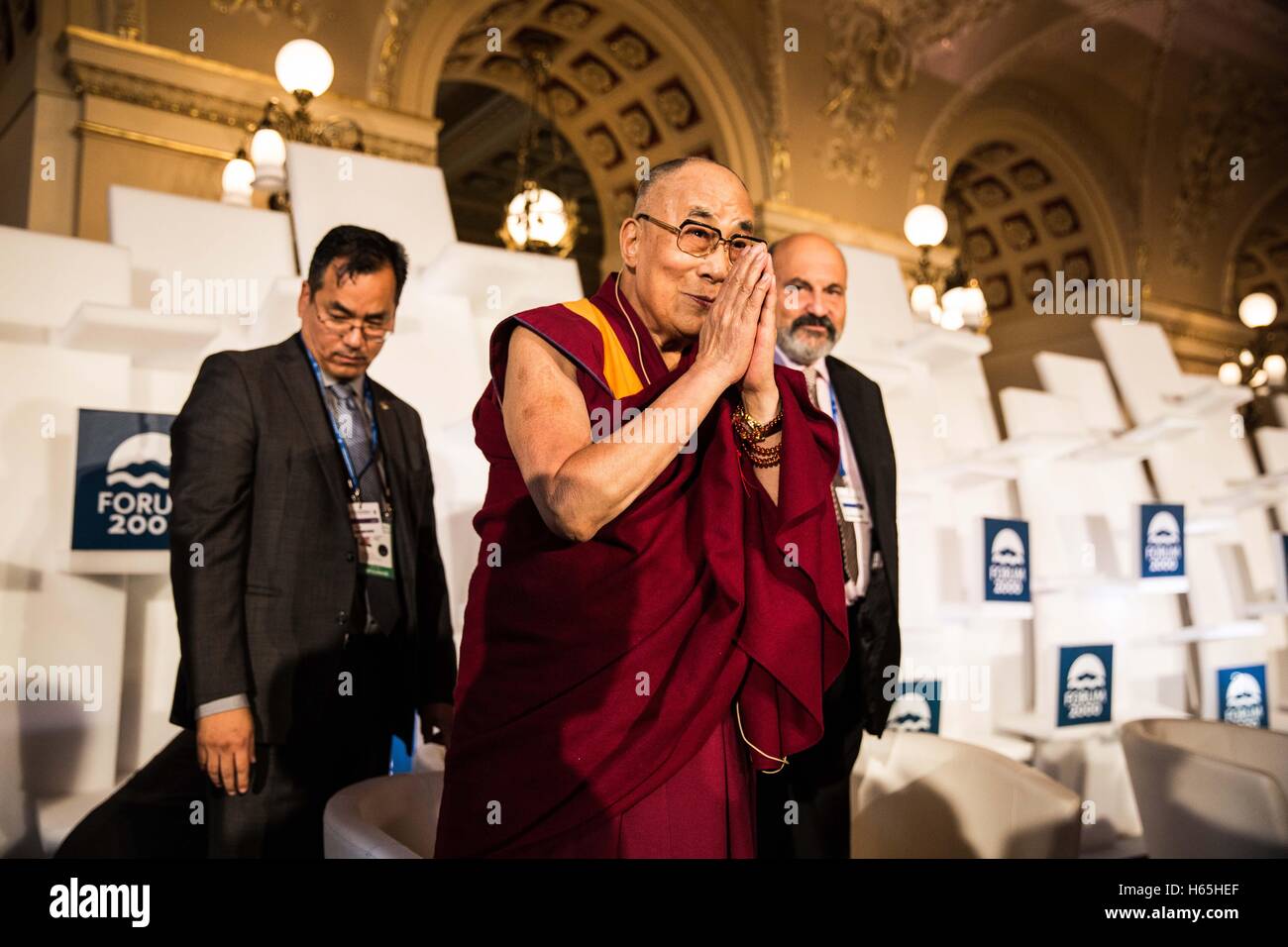 Prague, République tchèque. 21 Oct, 2016. Dalailama est visiter Prague, République tchèque le 17 octobre et le 18 avril, 2016 et partager la sagesse et en donnant un lien à Vaclav Havel Qu'il aime beaucoup. Les photographies sont de Hradcanske square près du château de Prague où il avait un discours public et de palais Å½ofÃ-n dans une conférence Forum 2000 à Prague. © David Tesinsky/ZUMA/Alamy Fil Live News Banque D'Images