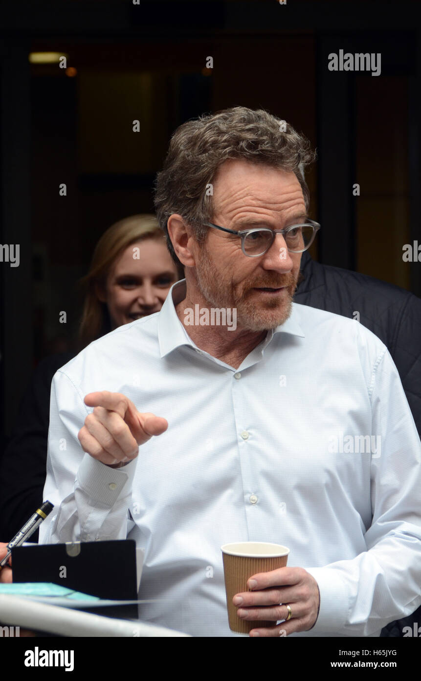 Londres, Royaume-Uni, 25 octobre 2016, l'Acteur Bryan Cranston, star de Breaking Bad, Malcolm et Seinfeld, quitte BBC Radio 2 studios à la maison. Credit : JOHNNY ARMSTEAD/Alamy Live News Banque D'Images