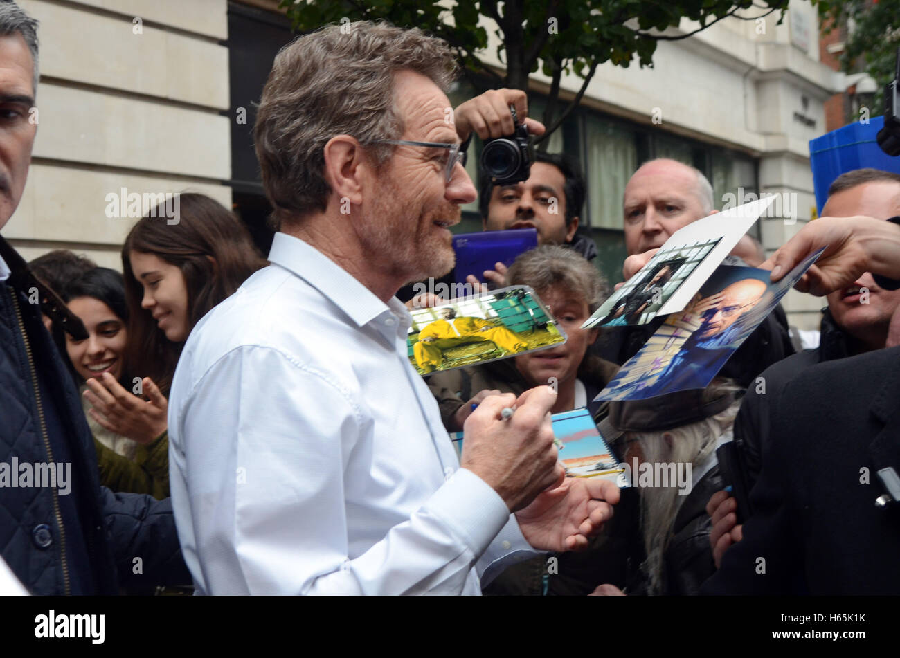 Londres, Royaume-Uni, 25 octobre 2016, l'Acteur Bryan Cranston, star de Breaking Bad, Malcolm et Seinfeld, quitte BBC Radio 2 studios à la maison. Credit : JOHNNY ARMSTEAD/Alamy Live News Banque D'Images