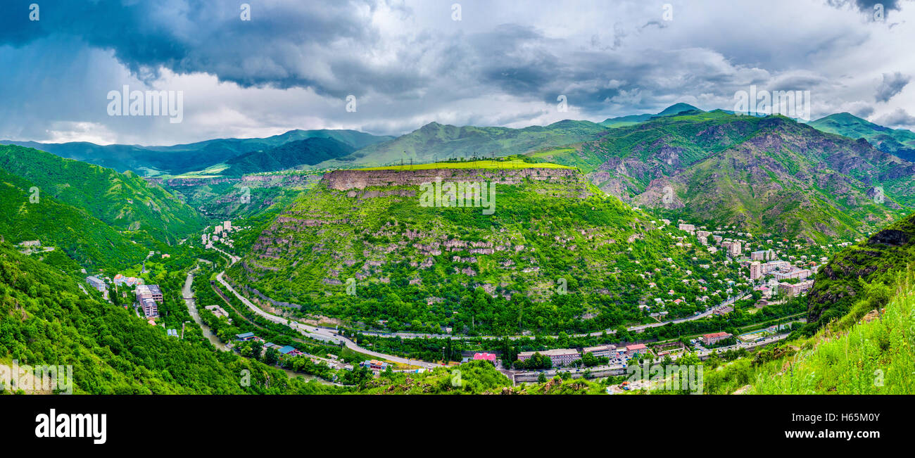 Le paysage de montagne d'Alaverdi, situé au bas de la gorge de la rivière Débède Somkheti avec les montagnes en arrière-plan Banque D'Images